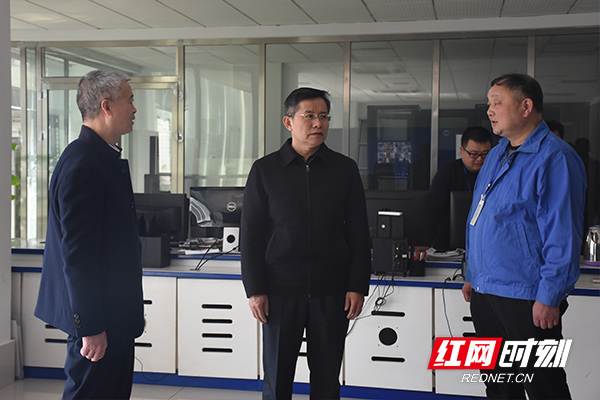 瞿海在自来水公司三水厂听取汇报并向值班人员致以节日的问候。.jpg 瞿海在自来水公司三水厂听取汇报并向值班人员致以节日的问候。.jpg