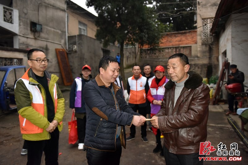 爱心志愿者慰问火灾受灾贫困户