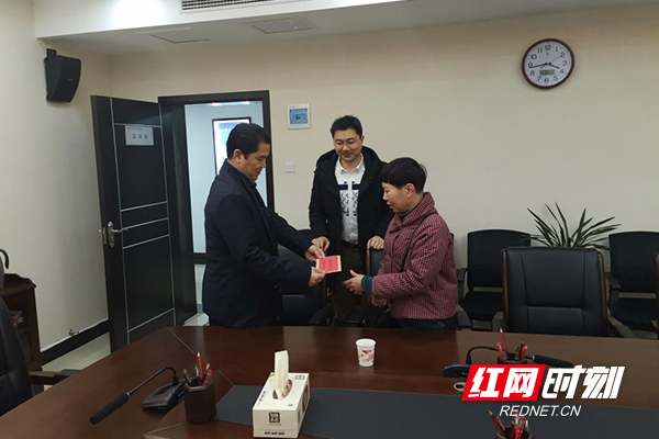 株洲市卫计执法局春节前走访慰问困难党员群众