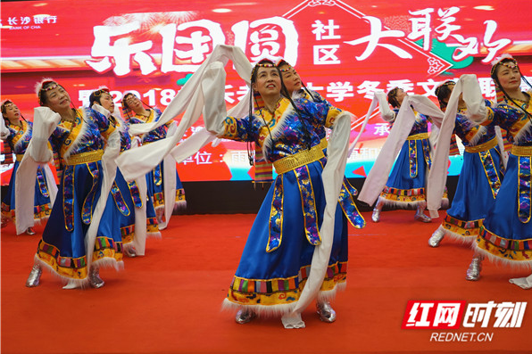 老年女性爱跳舞晚年生活更独立