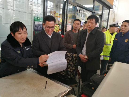 邓涛督查汽车南站春运及佳惠华盛堂百货消防安全工作(图1)