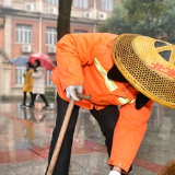 两个环卫“老口子”十年坚守岗位 正月初一扮靓星城继续走起