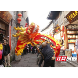 数万游客居民大年初二在凤凰古城共享文化大餐