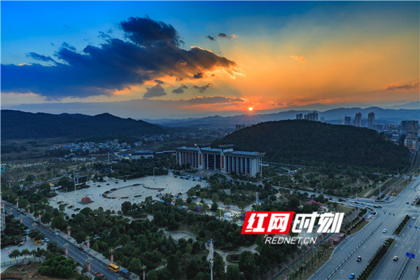 2月6日,正月初二,东安县城春意盎然,风和日丽.