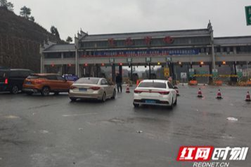 恶劣天气高速难行 张家界西收费站入口交通管制