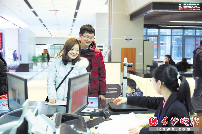 　　长沙县政务中心推出“2430”服务，确保来办事的市民能享受及时高效的政务服务。本版照片均为曾诗怡 摄