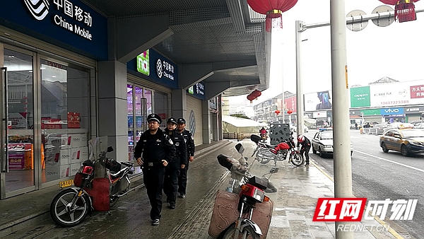 一中路口快警站民警和辅警.jpg