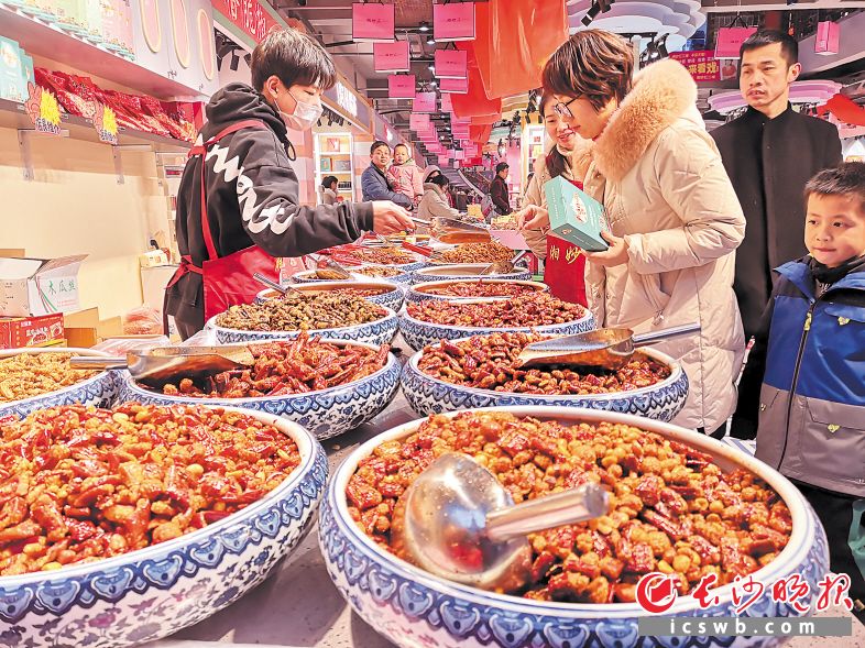 　　昨日下午，在太平街一商铺，地道湖南风味的小吃吸引不少游客驻足。