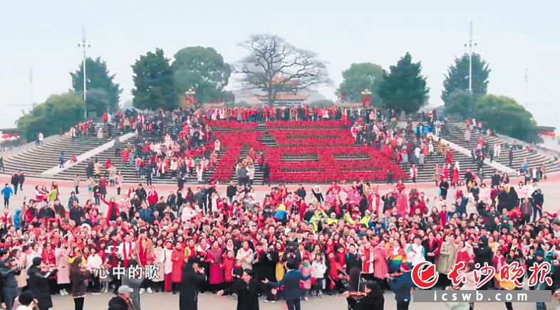 　　中央广播电视总台央视新闻频道昨日播出的新春唱响“我和我的祖国”长沙快闪活动，刷爆了长沙人的朋友圈。图为现场视频截图。