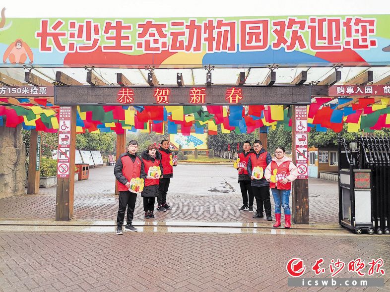 　　正月初四开始，杨士泉（右一）带着“小蜜蜂”志愿者，在景区、地铁站点、公交站台等地开展文明倡导志愿服务活动。
