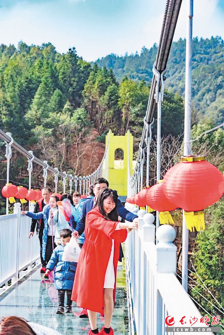 　　→春节假期期间，浏阳皇龙峡景区全新打造的浏阳首座5D全景玻璃桥、玻璃滑道项目正式开放，吸引很多游客尝鲜。景区供图