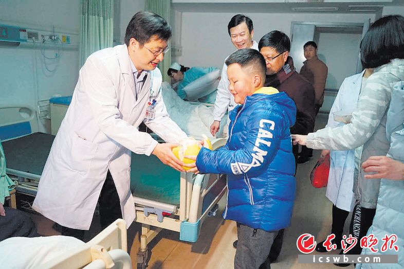 　　今年春节期间，李良义（左一）在医院看望患者，送去新春问候。