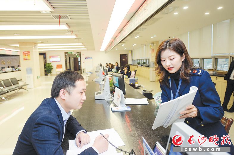 　　←天心区政务服务中心工商注册窗口，工作人员热情为市民办理业务。　　天心区委宣传部供图