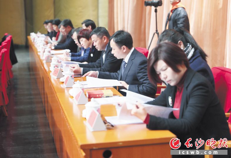 　　↓昨日的大会上，辖区重点企业代表坐上了主席台。           徐拓 摄