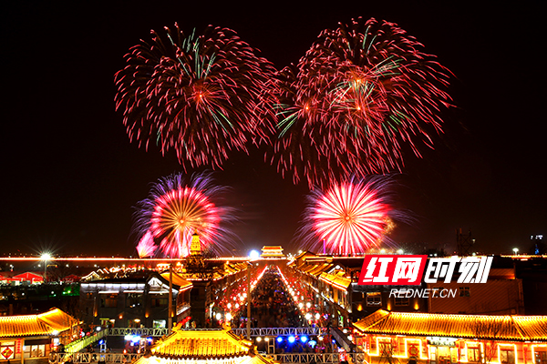 除夕夜，浏阳烟花在河北正定古城上演新春焰火秀.jpg
