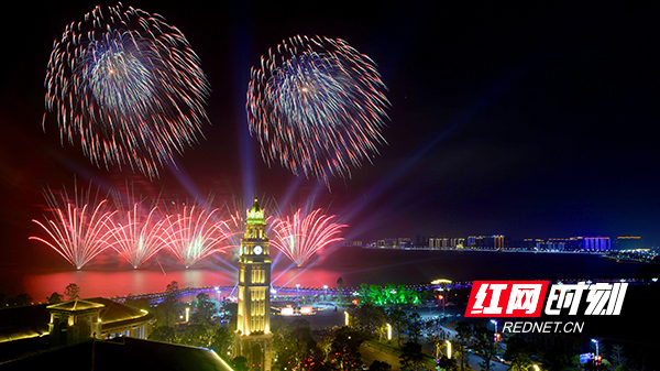 （大年初二晚，广东汕尾焰火秀吸引了逾21万市民驻足观赏）.jpg