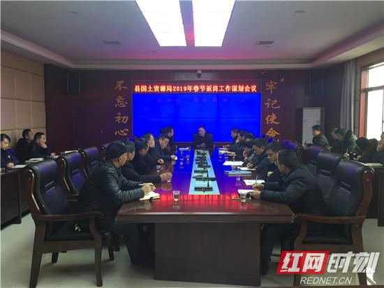钟照寰看望慰问县国土资源局干部职工
