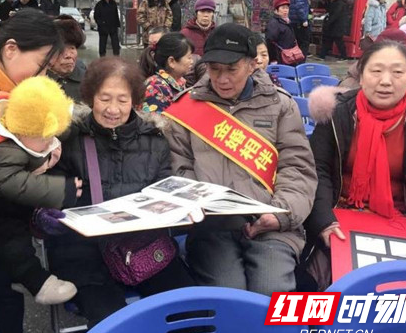 石鼓区： 15对金婚夫妻齐过“情人节”