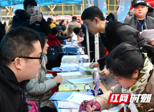 新邵县2019年“春风行动”专场招聘会举行 提供万余岗位