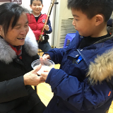 娃萌才艺闹元宵 暖暖汤圆献孝心