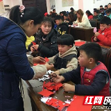 萌娃的巧手慧心 剪出文明新风尚