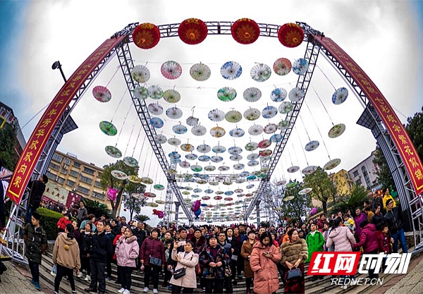 正月十五去湘潭县易俗河镇白石广场欢喜“闹元宵”