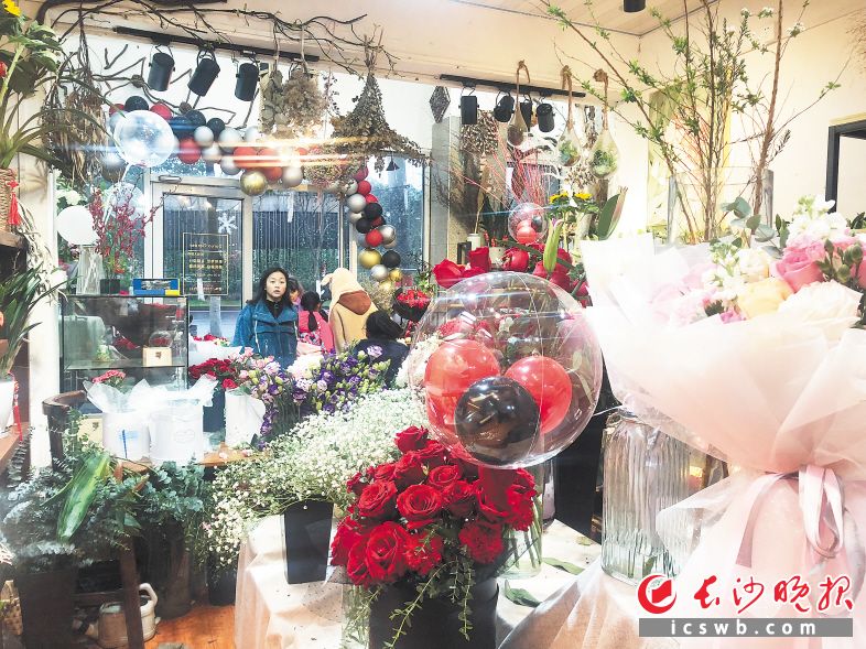　　昨日，长沙某连锁花店推出束装、盒装和瓶装鲜花供消费者挑选，销量比平时大增。　　长沙晚报全媒体记者 刘琼萍 摄