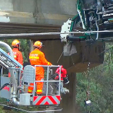 挂车侧翻司机被悬半空 长沙消防紧急救援