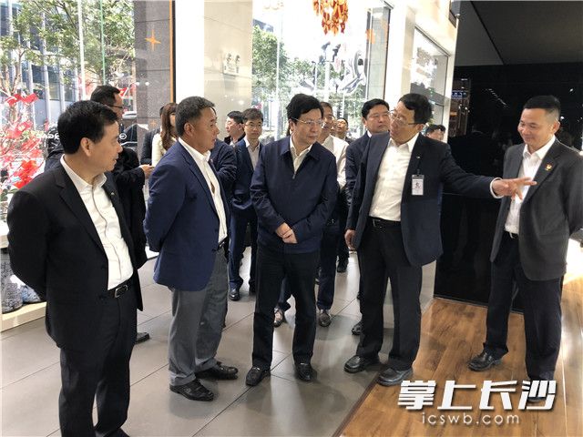 省委常委、市委书记胡衡华赴广州与知名企业高管会谈，上门听取企业意见和建议，就已有合作项目的加快推进现场办公。