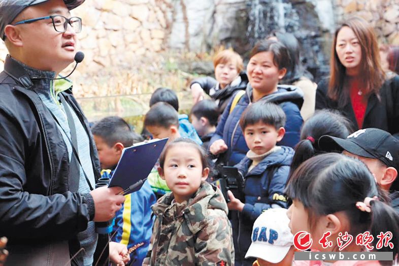 　　罗格喜欢在大自然课堂中教给孩子和家长生存知识。　　长沙晚报全媒体记者 朱炎皇 摄