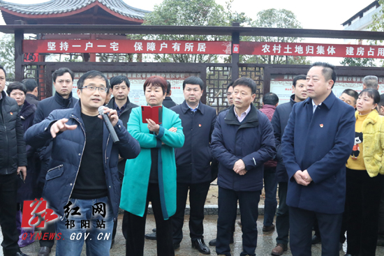 考察团在鹰潭市潢溪镇渡口村考察学习.