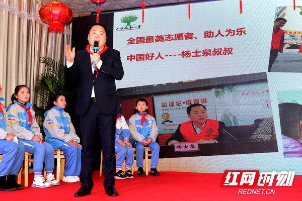 全国最美志愿者、中国好人杨士泉现场为文明礼让发声。.JPG
