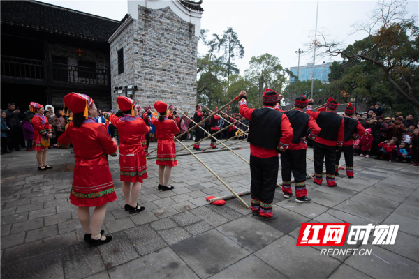 　　2月19日，蓝山县千年古寺塔下寺内，市民们在这里猜谜语、赏花灯，观舞龙、醒狮子，庆祝元宵佳节，其乐融融。