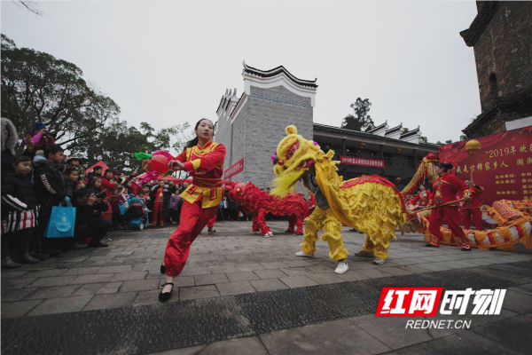 　　2月19日，蓝山县千年古寺塔下寺内，市民们在这里猜谜语、赏花灯，观舞龙、醒狮子，庆祝元宵佳节，其乐融融。