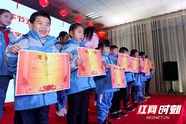积极参与排队礼让的小小志愿者们收获了荣誉证书。.JPG