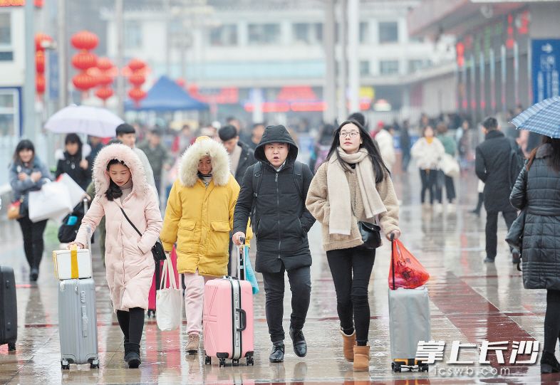 连日来,长沙一直是湿冷天气,据悉这种阴雨天气还将持续一段时间,提醒市民们出行记得防寒保暖并带好雨伞。长沙晚报全媒体记者 邹麟 摄