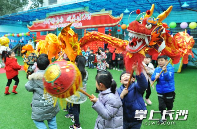 开福区教育局第三幼儿园的孩子们在体验舞龙。