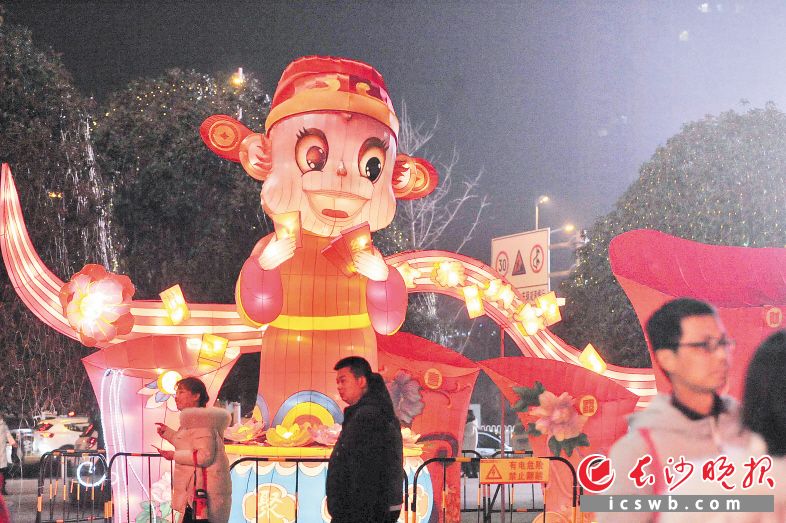 　　今年春节期间，梅溪国际灯展上几十组灯展绚丽多彩，无数市民在这里观灯赏景欢度新春。长沙晚报全媒体记者 贺文兵 摄