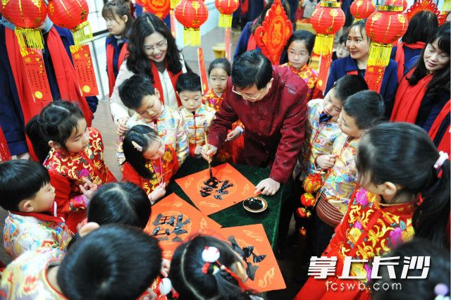 麻园岭小学书记彭建国为学生送“福”。