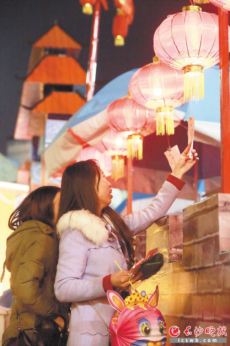 　　长沙世界之窗元宵节上演祈福灯会，邀游客感受新春之美。长沙晚报全媒体记者 张洋子 摄