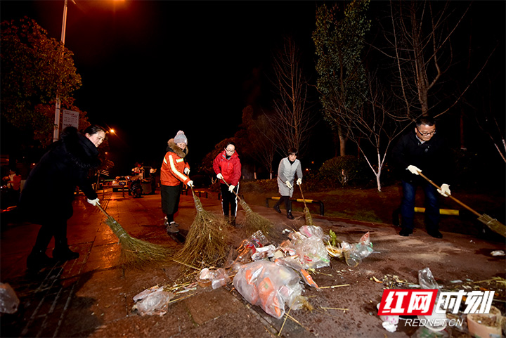 ​2月20日凌晨，张家界市环卫处组织300名干部职工和150名志愿者。经过近3个小时不间断的路面作业，环卫工人总共清扫了45多吨的垃圾，原本狼藉不堪的路面在她们的辛勤劳动下，又重新变得干净了起来。（摄影/张潘）