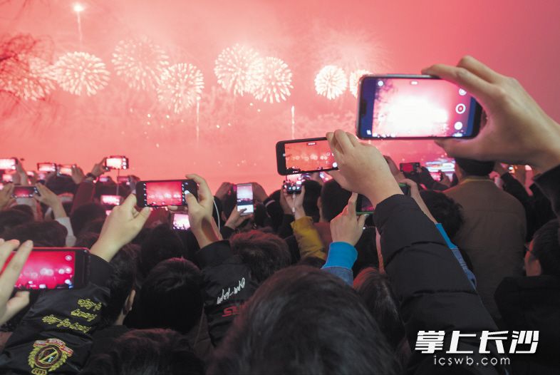 　　湘江风光带上，游客、市民争相用手机记录精彩的瞬间。