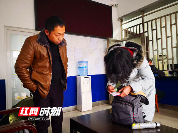 小唐同学对书包内的物品进行清点_副本.jpg