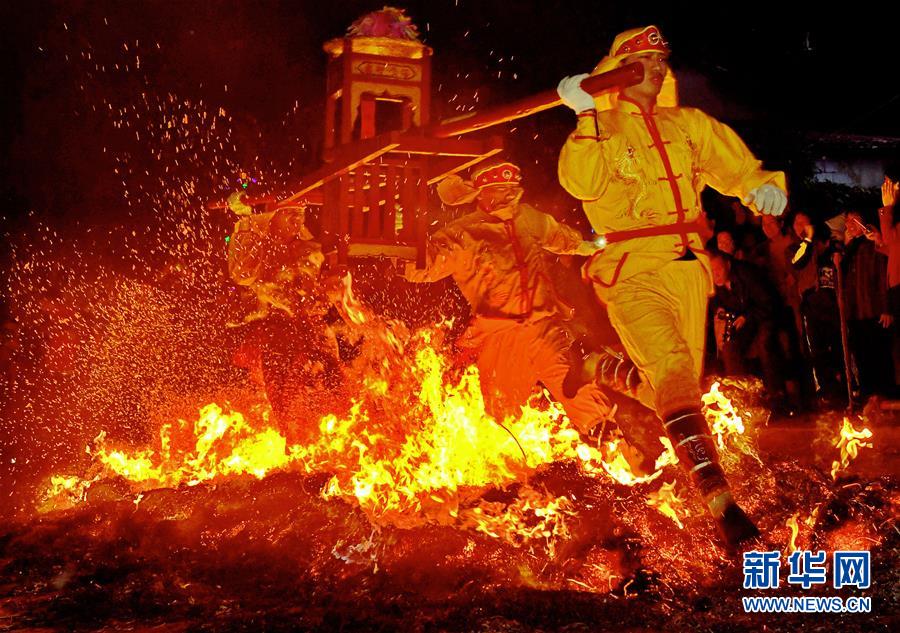 2月20日,在莆田市城厢区筱塘社区举行的“摆棕轿跳火”活动上,表演者跳过燃烧的火堆。 “摆棕轿跳火”是福建莆田元宵节前后最热闹的传统民俗活动。表演者抬着用棕料做成的“轿子”,随着时紧时缓的锣鼓声,一次又一次地跳过熊熊燃烧的火堆,围观的人群也呐喊助兴,寄托避灾、祈福等美好愿望。 新华社记者 张国俊 摄