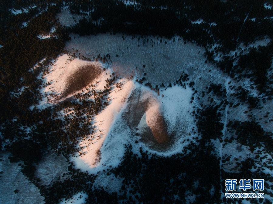 内蒙古莫和尔图冬日美景 内蒙古莫和尔图国家湿地公园的冬日景色（2月20日无人机拍摄）。莫和尔图国家湿地公园地处大兴安岭西麓，位于内蒙古鄂温克族自治旗境内。湿地公园内峰峦连绵，松林密集，水草丰茂。冬日时节，白雪覆盖的湿地公园尽显苍茫，景色壮美。新华社记者 刘磊 摄