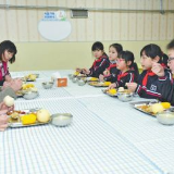 校长陪餐：好制度让饭菜更香