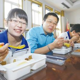 “校长陪餐”不能只顾埋头吃饭