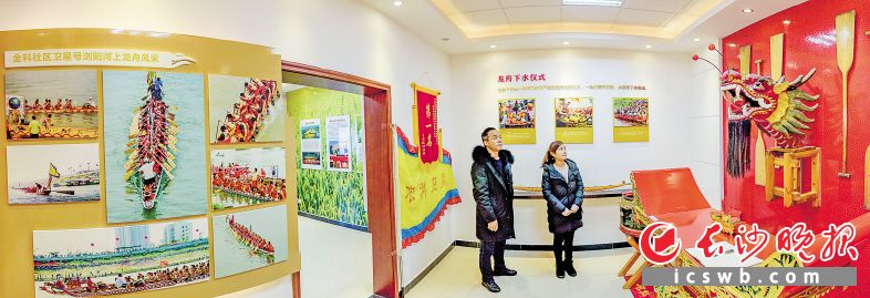 金科社区服务中心五楼,居民正在参观“浏阳河人文风情展”。 长沙晚报全媒体记者 陈飞 摄