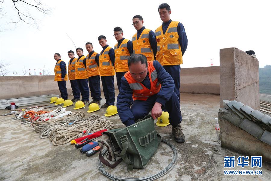 2月21日，贵阳高铁工务段工作人员在开工前进行装备检查。新华社记者 刘续 摄