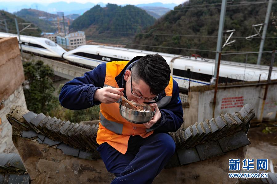 2月21日，一名贵阳高铁工务段工作人员在吃午餐。新华社记者 刘续 摄